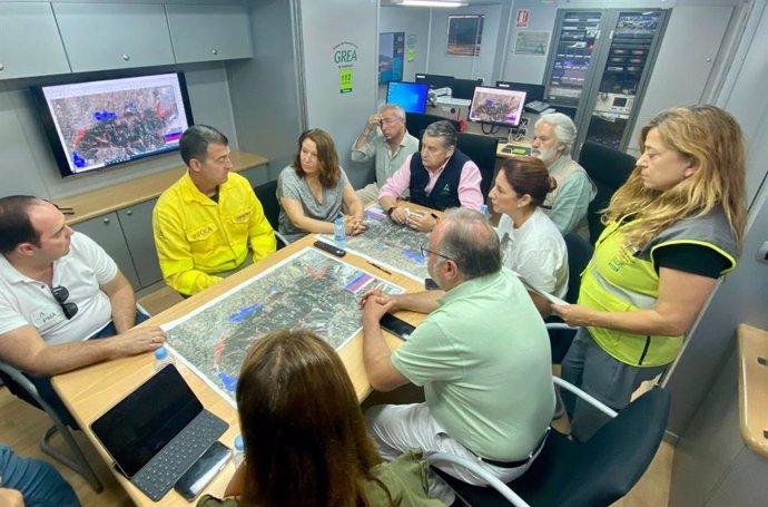 Reunión de coordinación en el Puesto de Mando Avanzado de Alhaurín el Grande por el incendio forestal declarado el viernes en Mijas.