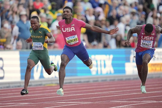 El atleta estadounidense Fred Kerley vence en la final de 100 metros del Mundial de Atletismo de Eugene. 