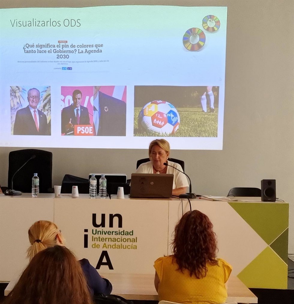 La directora de comunicación de la Fundación Ciedes, Fátima Salmón, en un curso de la UNIA.