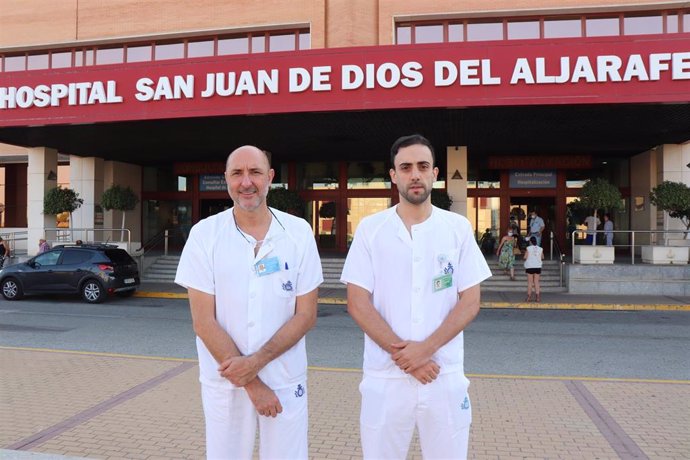 El jefe de servicio de Medicina del Hospital San Juan de Dios del Aljarafe, Antonio Fernández, junto al coordinador de enfermería, Francisco Carmona, a las puertas del centro sanitario.