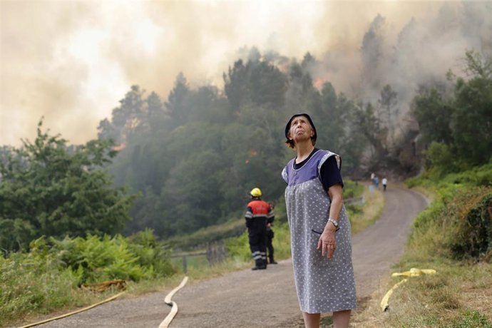 Folgoso do Courel, Lugo. Cadena de incendios en varios puntos de la Serra do Courel. El principal, originado en la localidad de Vilamor, y se extiende ahora por Froxan, amenazando las viviendas de la aldea.