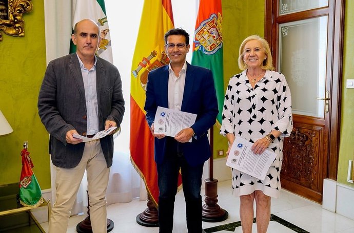 El alcalde de Granada, Francisco Cuenca, firma con la Fundación Miguel Ríos y CajaGranada el protocolo para poner en marcha el proyecto de la 'Casa de las Músicas'.
