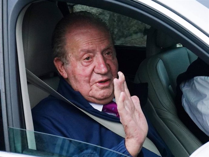 Archivo - El Rey Emérito Juan Carlos I saluda desde un vehículo a su salida de la casa de Sanxenxo camino de Madrid