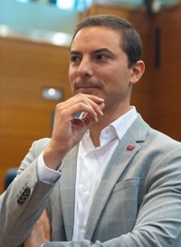 Lobato reclama a Ayuso la gratuidad en el transporte público regional para ayudar a la clase media como hace Sánchez