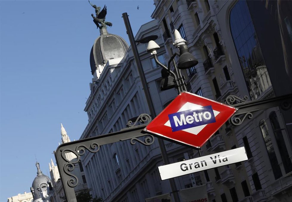 Archivo - Entrada de la estación de metro de Gran Vía el día de su reapertura