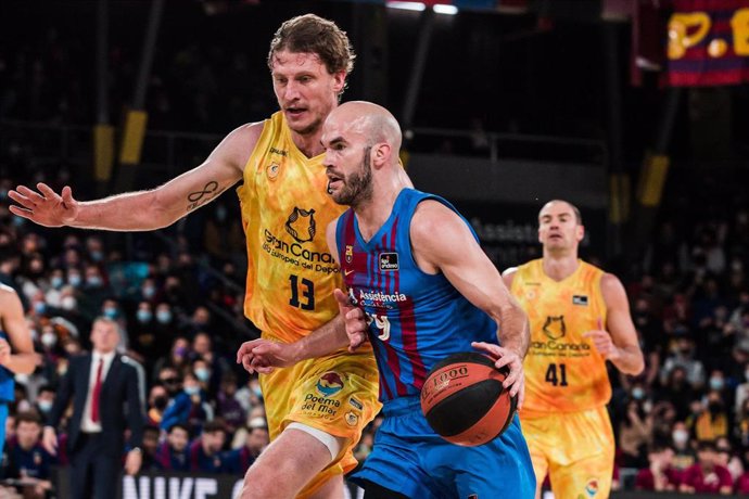 Archivo - Nick Calathes, del Bara, compite contra Artem Pustovyi, del Gran Canaria, en la temporada 2021-2022 de la Liga Endesa.