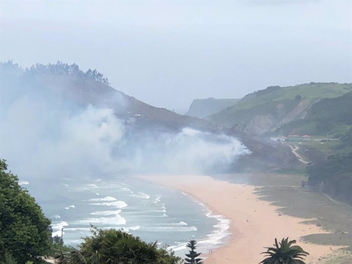 Archivo - Incendio forestal en la playa de Rodiles, en el concejo de Villaviciosa.