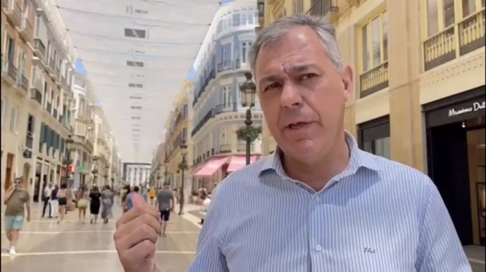 El candidato del PP a la Alcaldía de Sevilla, en la calle Larios de la capital malagueña.