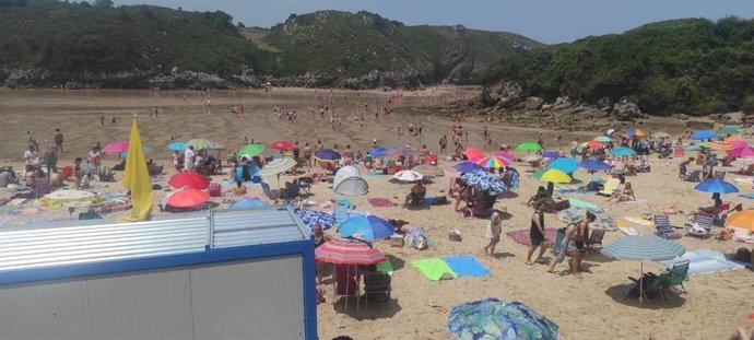 Playa de Poo de Llanes con bandera amarilla.