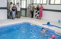 El alcalde de Huelva visita la piscina terapéutica de Aspapronias, donde sus usuarios reciben sesiones de hidroterapia