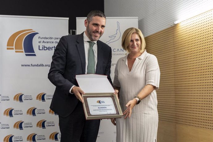 El concejal de Economía y Función Pública del Ayuntamiento de Almería, Juanjo Alonso, recibe un reconocimiento a la ciudad por su "libertad económica".