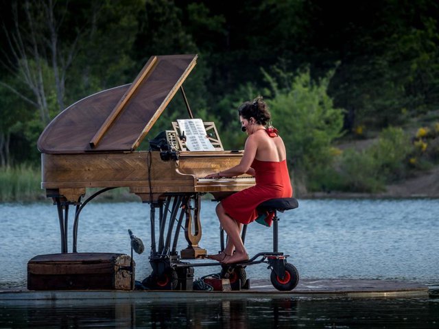 Le Piano du Lac estrena gira y espectáculo flotante en Ibón de los Baños, en Panticosa