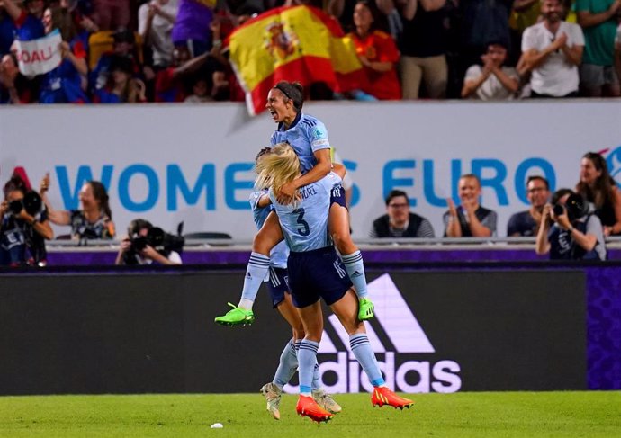 La jugadora española Marta Cardona celebra el 0-1 ante Dinamarca junto a Mapi León, en la Eurocopa 2022. 