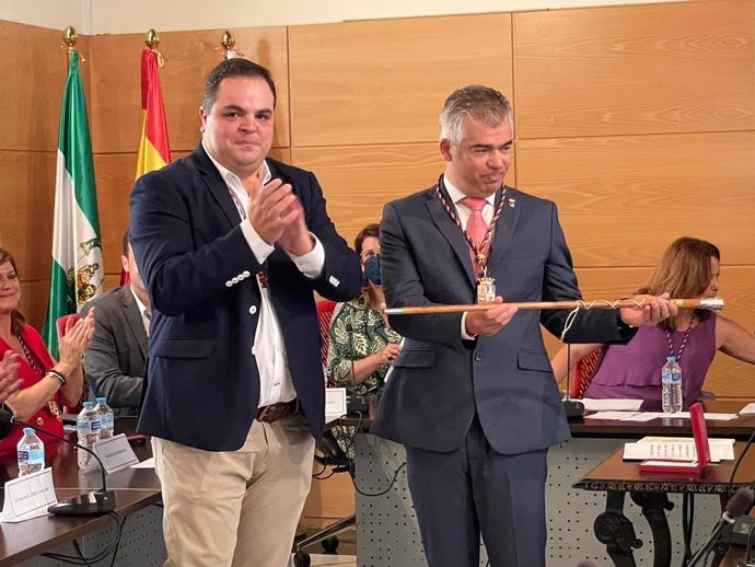 Emilio Torres (d), investido nuevo alcalde de Martos (Jaén) tras la renuncia de Víctor Torres (i).