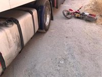 Muere un joven motorista de 20 años al colisionar con un camión en Villaconejos