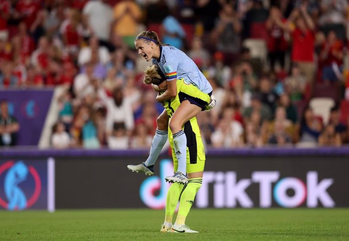 La capitana de la selección absoluta, Irene Paredes, celebra el pase a cuartos de final en la Eurocopa 2022 junto a Sandra Paños.