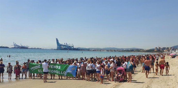 Protesta por la pérdida de litoral en la playa de El Rinconcillo