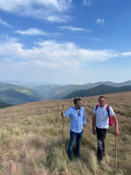 El Consejero Alejandro Calvo Con El Ganadero Benito Mingón En La Braña.