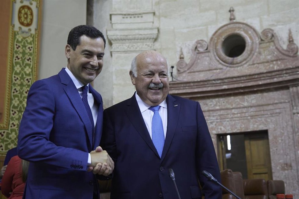 El presidente en funciones de la Junta de Andalucía, Juanma Moreno, (i) saluda al nuevo presidente del Parlamento de Andalucía, Jesús Aguirre, (d) durante la sesión constitutiva del Parlamento andaluz de la XII Legislatura (Foto de archivo).