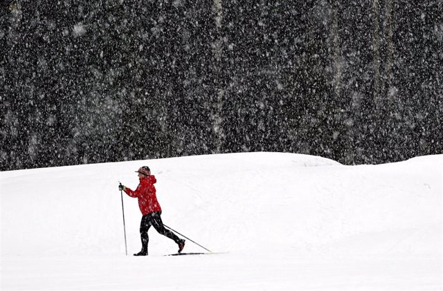 Archivo - Un hombre practica esquí en Finlandia.