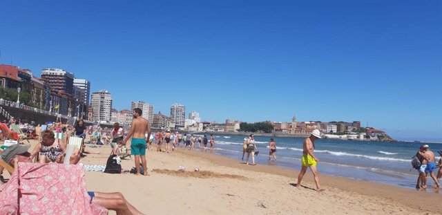 Playa de San Lorenzo de Gijón en julio de 2022.