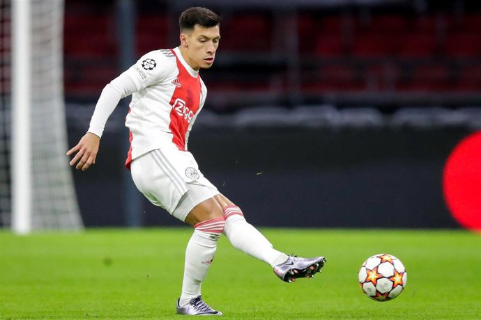 Archivo - El central Lisandro Martínez, en un partido de la Liga de Campeones 2021-2022 ante el Sporting Club de Portugal.