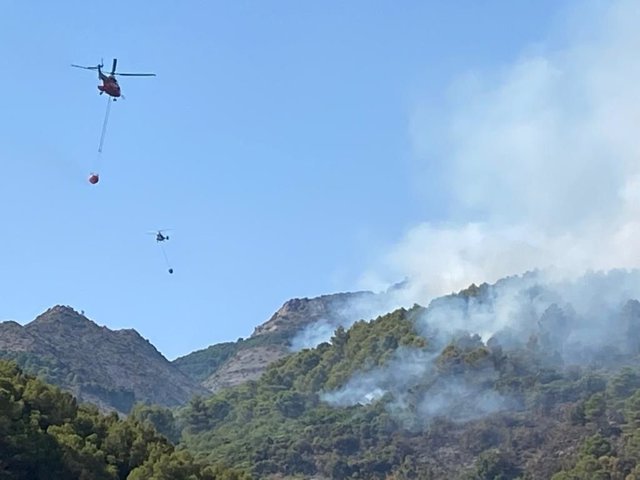 Medios aéreos trabajan en la estabilización del incendio forestal declarado en la Sierra de Mijas el viernes 15 de julio y que afecta también a Alhaurín de la Torre y Alhaurín el Grande.