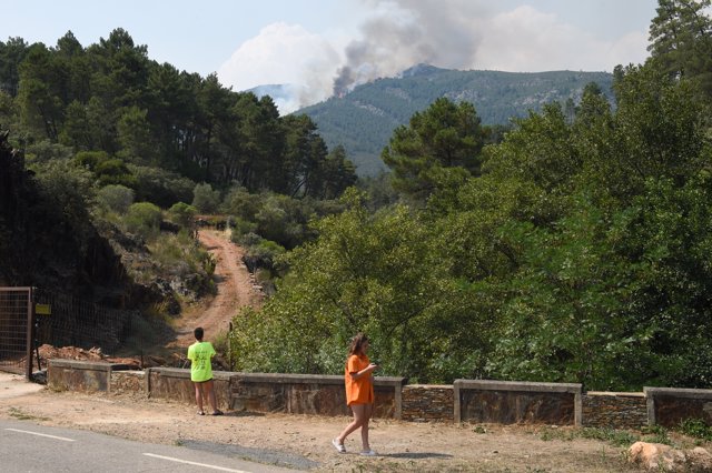 Dos personas observan el incendio en la comarca de Las Hurdes, a 14 de julio de 2022, en Cáceres, Extremadura, (España)