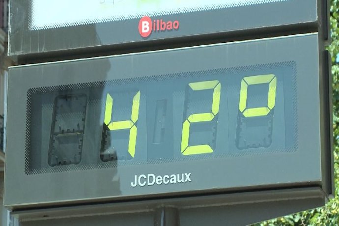 Archivo - Termómetros con 42 grados en Bilbao