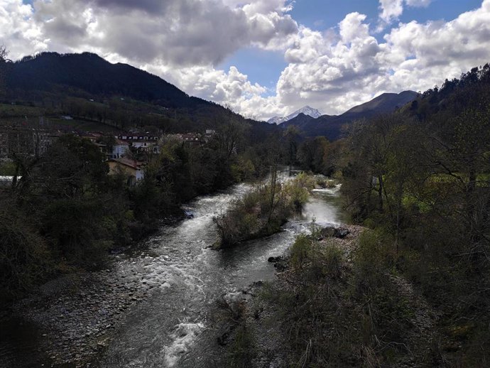 Archivo - Río Sella a su paso por Cangas de Onís, con nieve al fondo.