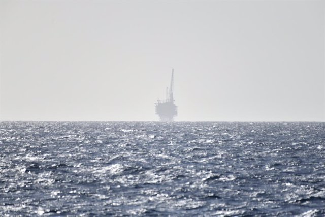 Archivo - Una plataforma de gas y petróleo frente a la costa de Libia en el Mediterráneo Central en la zona de Bahr Essalam Gas Field y Bouri Oilfiield, a 25 de febrero de 2022, en Libia.  
