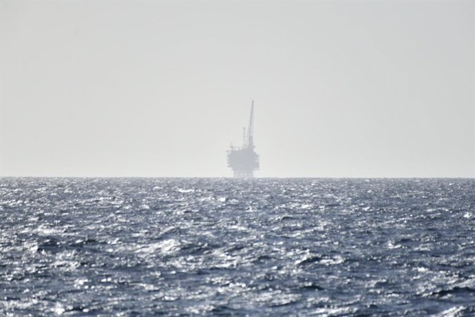 Archivo - Una plataforma de gas y petróleo frente a la costa de Libia en el Mediterráneo Central en la zona de Bahr Essalam Gas Field y Bouri Oilfiield, a 25 de febrero de 2022, en Libia.  