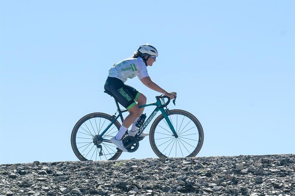 La ciclista malagueña Victoria Bandera, a escasos metros de la línea de meta de la XXVIII Subida Cicloturista al Veleta.