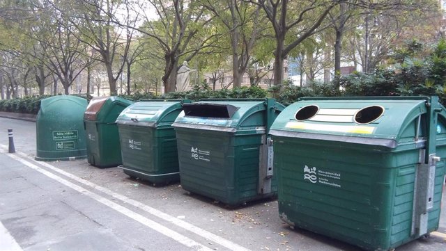 Archivo - Contenedores de basura en Pamplona