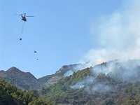 El Gobierno destina dos medios aéreos para combatir el incendio en la sierra de Mijas (Málaga)