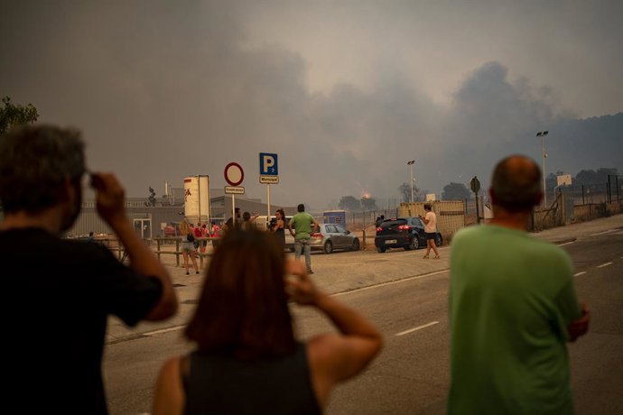 Vens observen l'incendi de Pont de Vilomara