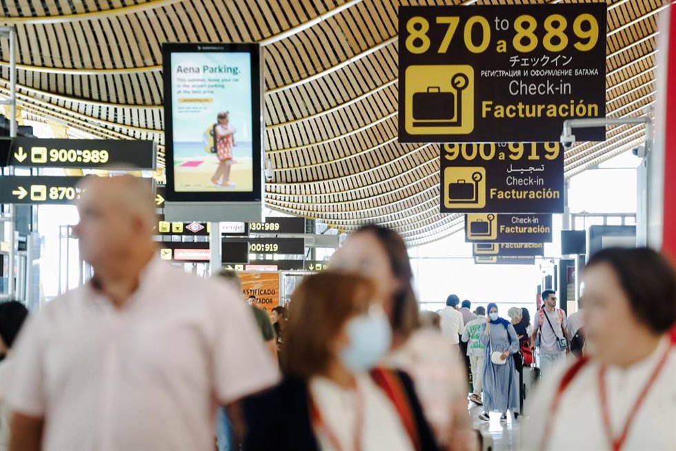 Pasajeros con sus maletas en la Terminal 4 del Aeropuerto Adolfo Suárez Madrid Barajas