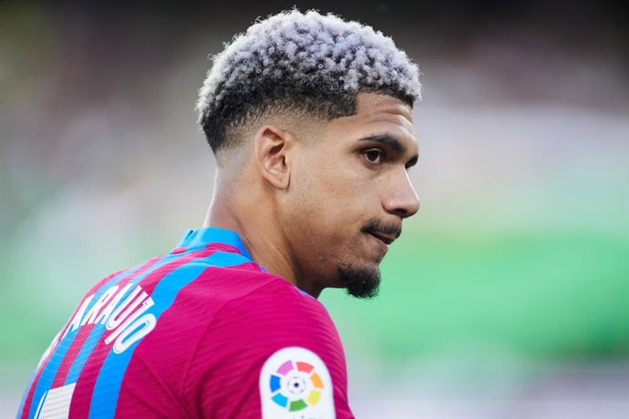 Archivo - Ronald Araujo of FC Barcelona looks on during the spanish league, La Liga Santander, football match played between Real Betis and FC Barcelona at Benito Villamarin stadium on May 7, 2022, in Sevilla, Spain.