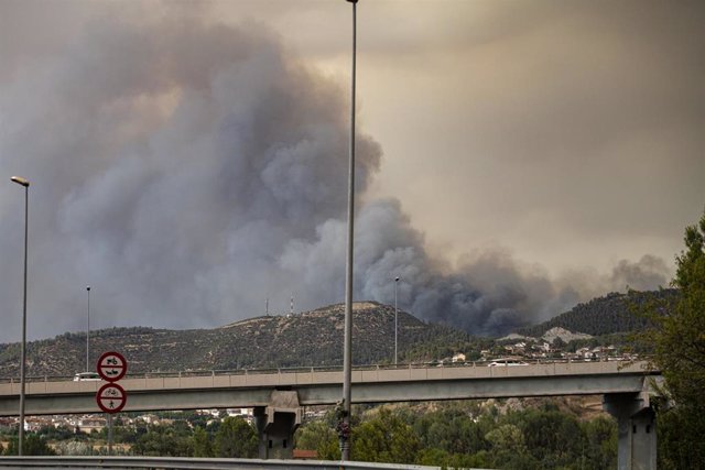 Humo de un incendio forestal, a 17 de julio de 2022, en Pont de Vilomara, Barcelona, Cataluña, (España). El  fuego se ha iniciado hoy domingo a medio día y ya afecta a 95 hectáreas, en su extinción trabajan 81 dotaciones de los Bombers de la Generalitat, 