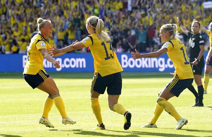 13 July 2022, United Kingdom, Sheffield: Sweden's Hanna Bennison (L) celebrates scoring her side's second goal with teammates during the UEFA Women's EURO England 2022 Group C soccer match between Sweden and Switzerland at Bramall Lane. Photo: Danny Law