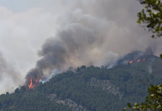 Fuego y humo en el incendio de la comarca de Las Hurdes.