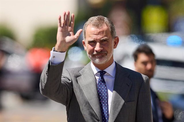 El Rey Felipe VI, saluda a su llegada al homenaje a Miguel Ángel Blanco, a 10 de julio de 2022, en Ermua, Vizcaya, Euskadi (España). 
