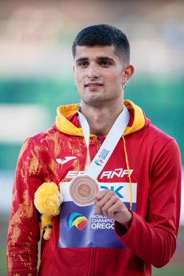 El atleta español Asier Martínez muestra la medalla de bronce lograda en la final de 110 vallas del Campeonato del Mundo de atletismo al aire libre de 2022 en Eugene, Oregón, Estados Unidos.