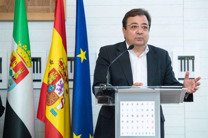 Archivo - El presidente de la Junta, Guillermo Fernández Vara, en la entrega de la primera edición de "Premios de Arquitectura y Urbanismo de Extremadura 2021".