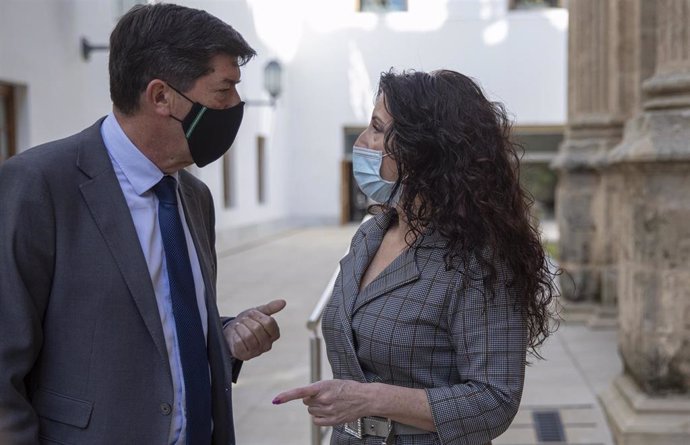 Archivo - El vicepresidente de la Junta de Andalucía, Juan Marín (i) conversa con la consejera de Igualdad, Rocío Ruiz (d) en una foto de archivo en el Parlamento andaluz. 