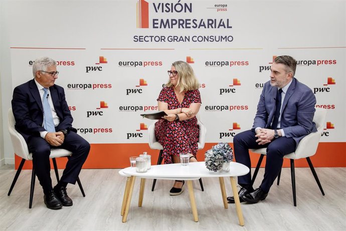 (I-D) El director general de AECOC, José María Bonmatí; la periodista Sonia Esteban, y el socio responsable del Sector Retail en PwC España, Roberto Fernández, durante el encuentro digital Visión Empresarial. Sector Gran Consumo.