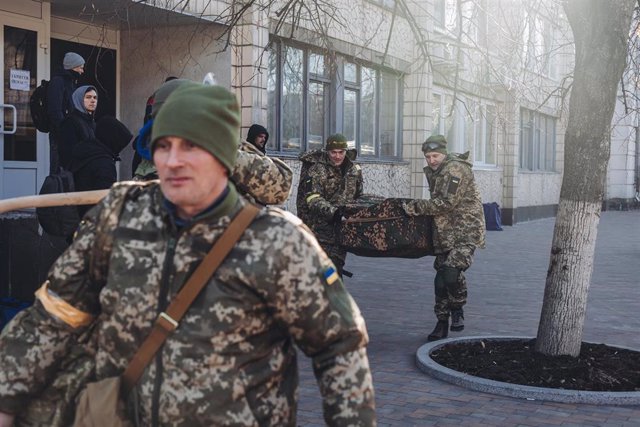 Archivo - Unos soldados transportan material militar en Ucrania.