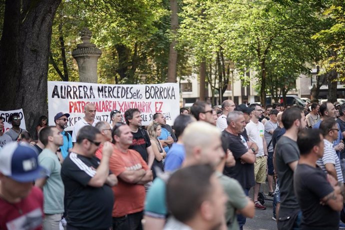 Multitud de personas participan en la novena jornada de huelga de los trabajadores de Mercedes-Benz Vitoria, a 15 de julio de 2022, en Vitoria, Álava, Euskadi (España). 