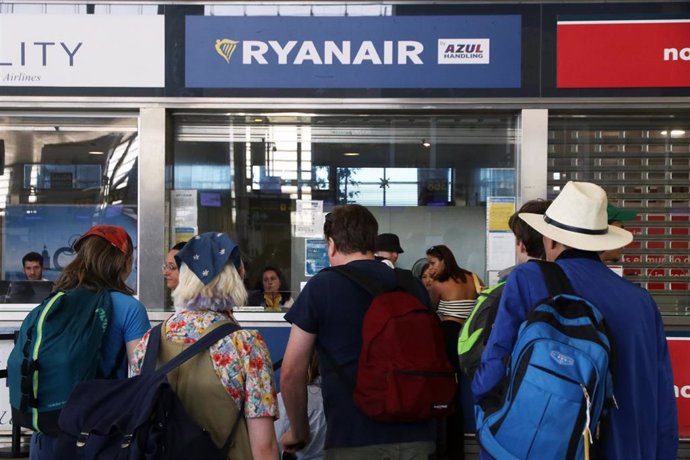 Varias personas se acercan a las ventanillas de la compañía Ryanair que durante estos días los trabajadores de dicha empresa están en huelga por sus condiciones laborales en el aeropuerto Costa del Sol (Málaga).