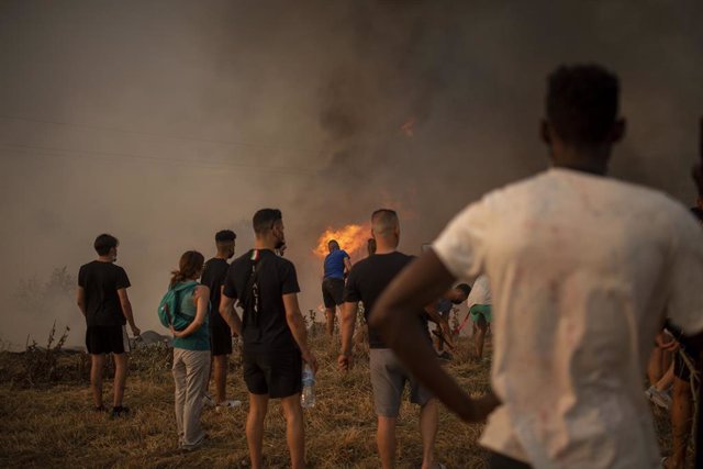 Efectivos en las labores de extinción del incendio a 17 de julio de 2022, en Pont de Vilomara, Barcelona, Cataluña, (España). 